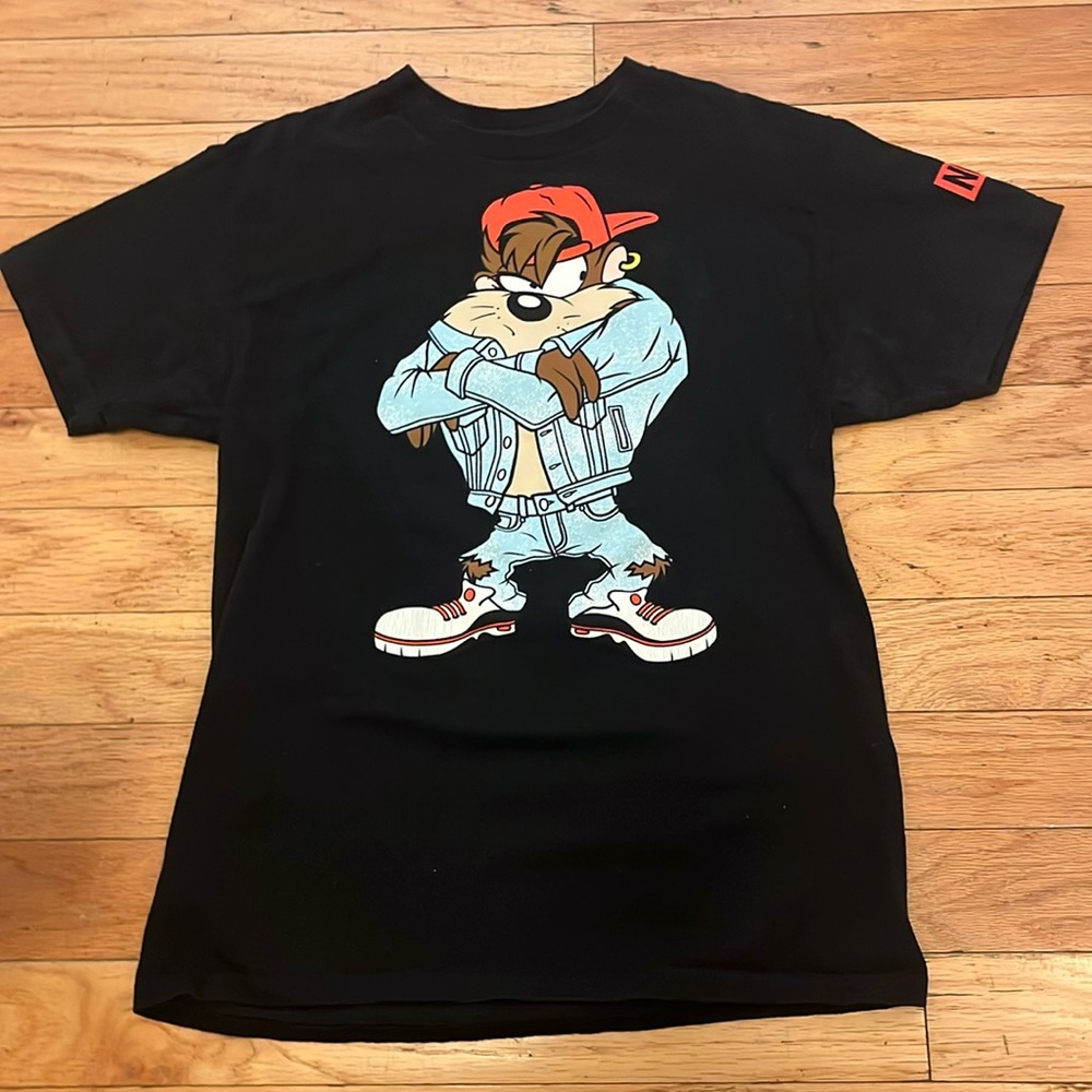 Medium Tasmanian tee no damage or holes or little tears